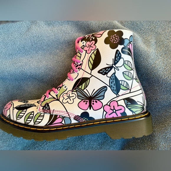NWOB Dr. Martens Meadow Print Boots, size women’s 8 or big kids 6 - Picture 7 of 7